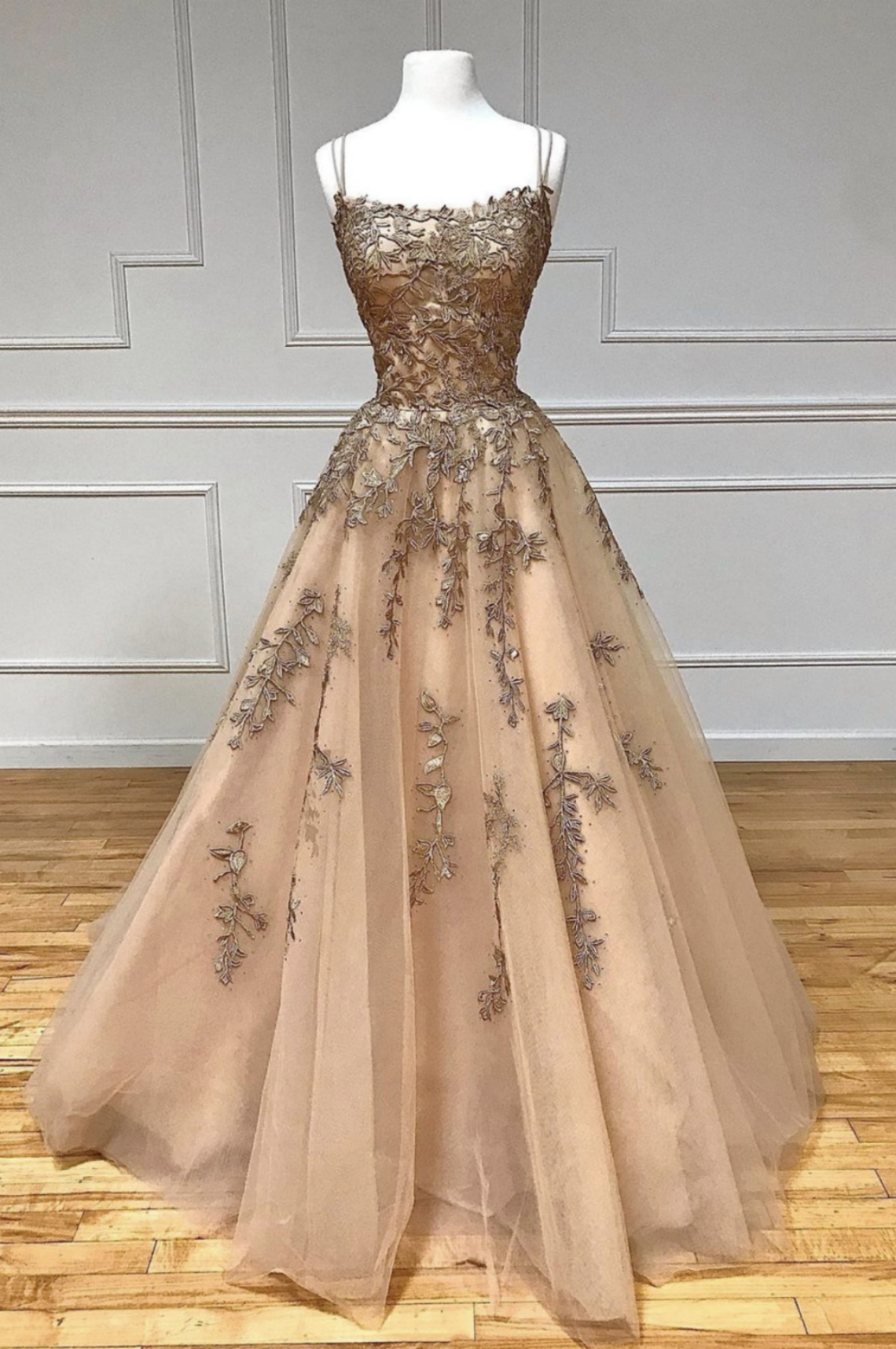 Classic U-shaped Neckline With Lace Applique And Diamond Embellishments On The Back Lace Up, Open Back And Floor Length Dress, Party Ball Dress