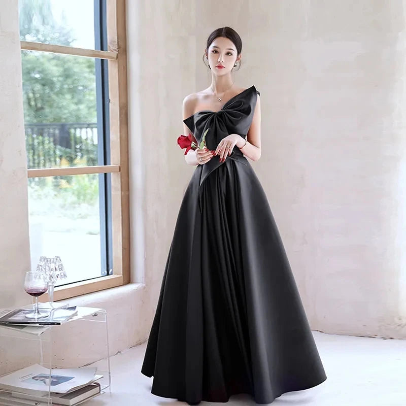 One-shoulder Black Satin Gown With Bow on Luulla